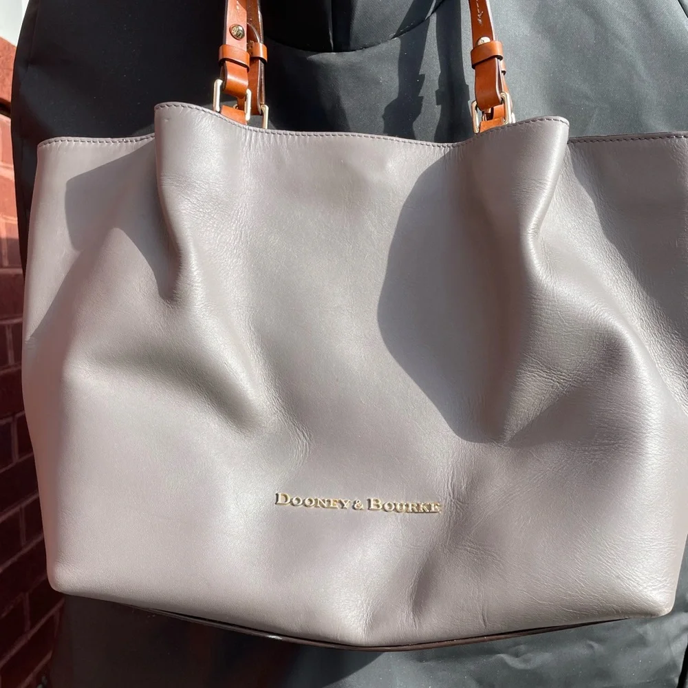 ❤️Dooney and Bourke EUC tote bag. - Picture 9 of 16